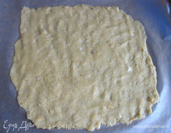 Выложить тонким слоем (1 – 2 мм) на  бумагу для запекания, поместить в холодильник на 10 минут.