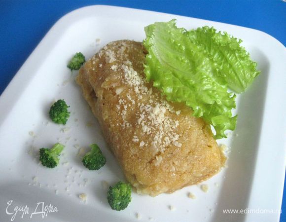 Вынуть из духовки. Подавать сразу, посыпав измельченным миндалем, с овощами и зеленью.