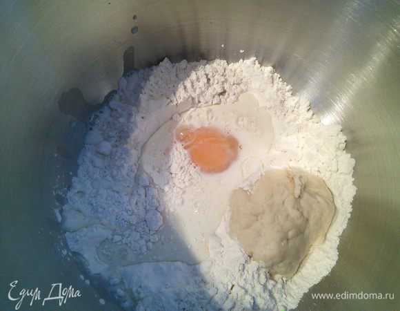 Для основного теста смешайте в комбайне все ингредиенты, кроме сахара, сначала на маленькой скорости в течении 5 мин, затем 15 мин на второй скорости, добавьте сахар и продолжайте вымешивать еще 8 мин. Тесто получается средней плотности и гладкое. Оно должно быть очень хорошо вымешано. Тесто накройте чистым полотенцем и поставьте в тёплое место на расстойку на час ( 20°). 