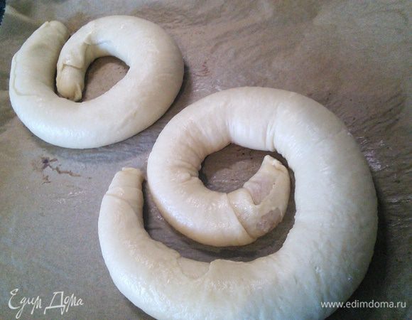 Рулетам дайте 5 мин отдохнуть и выложите на противень с бумагой в виде улиток, оставляя много свободного места для подхода. Накройте плёнкой или полотенцем (я накрыла сначала плёнкой, сверху полотенцем) и оставьте на 20 часов при температуре 16° созревать. Я отнесла в неотапливаемую кладовку. 