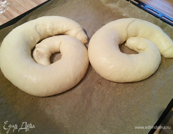 Вот такое чудо меня ожидало по прошествии этого времени! Выпекаются энсаймадас в разогретой до 200 °духовке приблизительно 20 мин с паром. Просто поставьте на нижнюю решётку в духовке мисочку с горячей водой. 