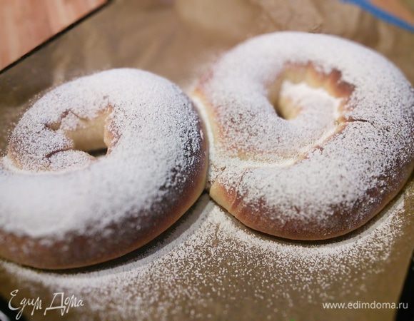 Еще горячие енсаймадас щедро присыпьте сахарной пудрой. 