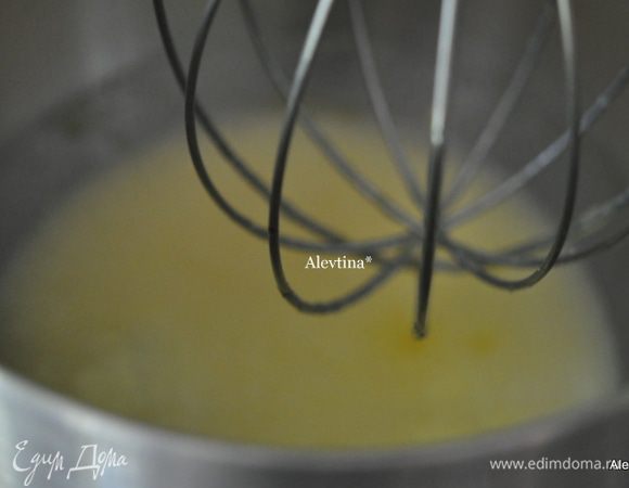 Разогреть духовку до 180°C. Смазать 2 формы одинакового размера маслом. Выложить бумагу для выпечки на дно. Миксером взбить 3 яйца и сахар несколько минут. Добавить ванильный экстракт.