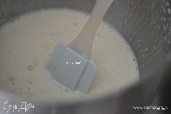 В небольшой кастрюльке растопить сливочное масло с молоком. Добавить, аккуратно помешивая, в яичную смесь с сахаром.