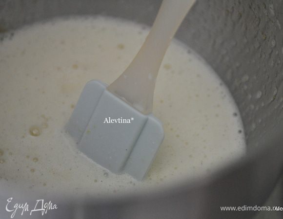 В небольшой кастрюльке растопить сливочное масло с молоком. Добавить, аккуратно помешивая, в яичную смесь с сахаром.