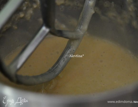 Смешать тортовую муку, соль и разрыхлитель. Просеять в общую массу. Смешать на медленной скорости примерно 1–2 мин.