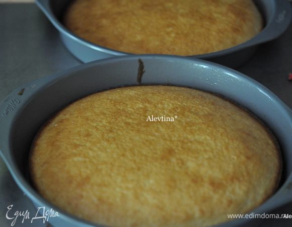 Разделить тесто на 2 формы, распределить и поставить в духовку на 50 минут.