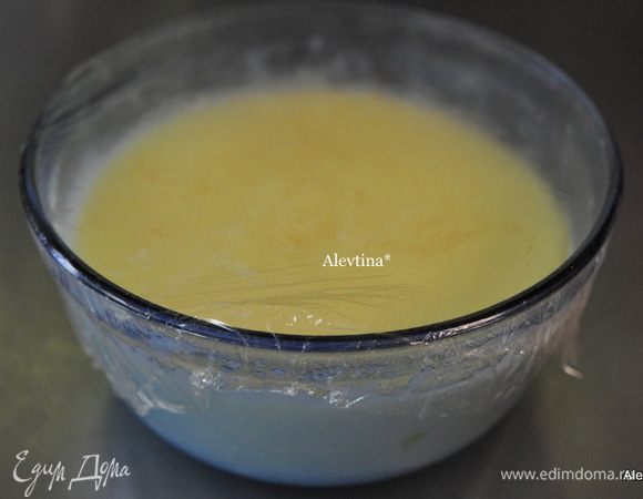 Приготовить заварной крем: смешать 2 ½ стакана молока, сахар и соль. Кипятить на медленном огне до растворения сахара. Затем добавить крахмал, 1 ст. л. муки, желтки и ½ стакана молока. Желтки смешать предварительно с молоком, влить часть молока с сахаром, а затем обратно. Аккуратно, чтобы желтки не свернулись. Затем крем вернуть на огонь и постоянно помешивать, чтобы не было комочков. Как загустеет, снять с огня. Процедить через сито. Добавить 60 г масла и ванильный экстракт. Перемешать. Охладить. Поставить в холодильник.