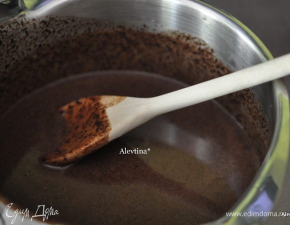 Приготовьте глазурь. Растопите шоколадные капли в горячих сливках с кукурузным сиропом. Кукурузный сироп в данном случае работает как загуститель крема. Можно обойтись и без него. Добавьте ванильный экстракт и перемешайте.