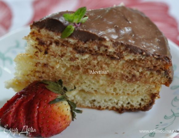 Вылить глазурь на кекс. Распределить лопаткой. Поставить в холодильник на ночь. За это время он хорошо пропитается. Разрежьте на порции и наслаждайтесь с чаем. Приятного аппетита!