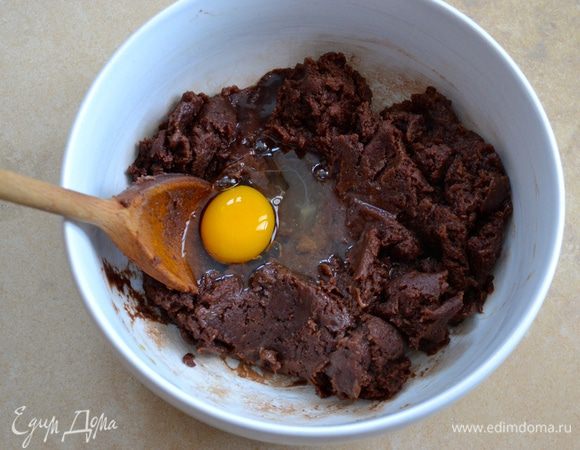 Как только тесто остынет, добавить по одному яйца. Не добавлять следующее яйцо, если предыдущее не было предварительно тщательно вымешано с мучной смесью. В зависимости от размера яиц, Вам может потребоваться 4 или 5 штук. При весе каждого яйца (со скорлупой) 60 г у меня уходит 5 штук!