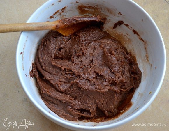 В конечном результате тесто должно приобрести вот такую гладкую и достаточно мягкую структуру. Духовку включить разогреваться на 220°C. 