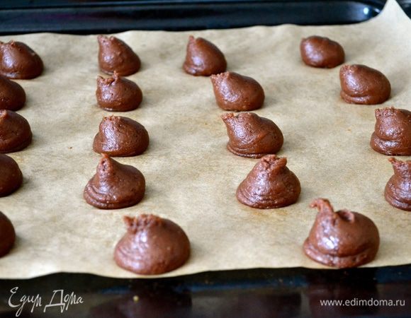 Противень застелить пекарской бумагой. Наполнить пекарский мешок тестом "шу" и отсадить (гладкой насадкой) комочки теста размером примерно с орех. Можно это сделать и с помощью ложки.