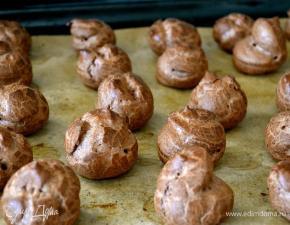 Выпекать профитроли на среднем уровне духовки в течение 15-20 минут, следить по своей духовке! Первые 15 минут дверцу духовки желательно не открывать! Готовые профитроли снять с противня и остудить на решетке, а на противень выложить следующую партию пирожных. У меня получилось около 45 профитролей.