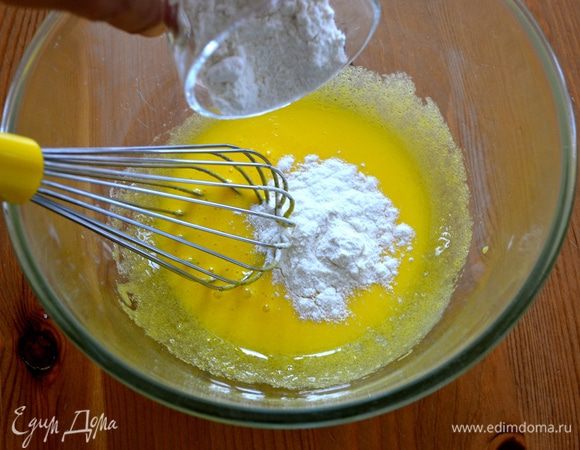 Тем временем займемся приготовлением крема мусслин. Фактически, это итальянский заварной крем (на желтках!), который смешивается с размягченным сливочным маслом. В нашем случае еще добавляется шоколад, т.к. профитроли мы будет наполнять шоколадным мусслином! 

Итак, приготовить заварной крем. Молоко поставить нагреваться на огонь. Слегка взбить желтки с сахаром и щепоткой ванилина. Добавить просеянную муку и размешать, чтобы не было комочков. 