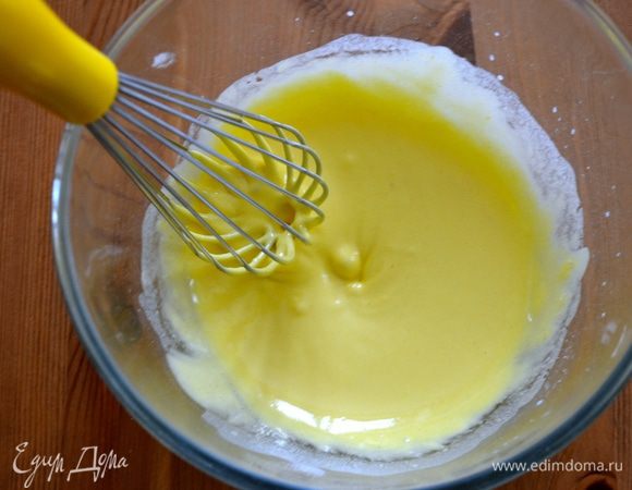 Добавить в яичную смесь пару половников горячего молока и размешать. Влить яичный крем в оставшееся молоко и довести до загустения, постоянно помешивая крем во время заваривания.