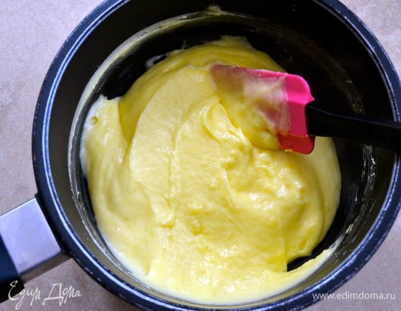 Готовый крем должен получиться без комочков! Переложить его в широкую миску и накрыть пищевой пленкой в контакте в поверхностью крема. Остудить!