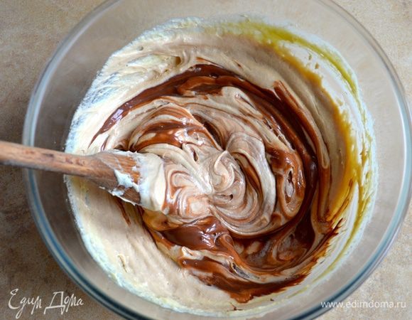 На водяной бане растопить молочный шоколад, слегка остудить. Добавить в крем и размешать.