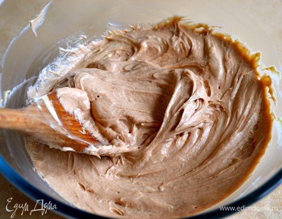 Готовый крем мусслин получается очень нежной, воздушной и одновременно более "устойчивой" (в отличие от заварного крема) структуры. Уверена, попробовав его, Вам захочется найти ему применение и в других Ваших десертах!