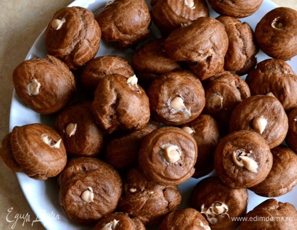 Наполнить кремом все профитроли.