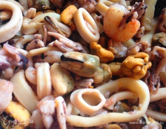 Морской коктейль разморозить, промыть и, если он свежезамороженный, положить в кастрюлю, налить холодной воды и варить до закипения. Снять пену.
Положить в кастрюлю лавровый лист, перец горошком душистый и черный, соль и кипятить 15 мин.
Выключить огонь и оставить остывать.
Когда полностью остынет (минимум через 40 мин), вытащить горошки перца и лавровый лист и откинуть коктейль на сито.