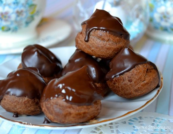В полностью остывшем виде глазурь станет матовой. Можете попробовать добавить в растопленный шоколад ложку коньяка, по идее глазурь будет сохранять свой глянец.