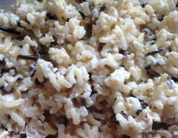 Тем временем сварить 1 стакан риса в подсоленной воде.
Я всегда беру смесь пропаренного и черного.
Рис должен быть рассыпчатым, не должен слипаться.
Вкус риса повлияет на весь салат, поэтому берите рис, который вам нравится!
(Если рис в конце варки стал клейкой массой - промойте его под проточной водой, откиньте на сито и дайте стечь жидкости.)
После этого добавьте немного майонеза и перемешайте.