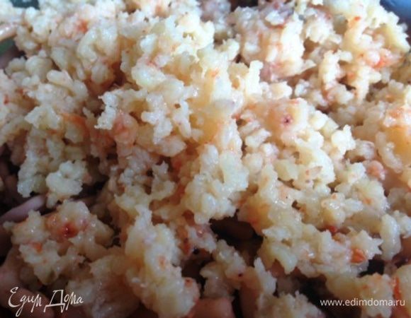 Мясо криля вынуть с банки и раскрошить вилочкой.