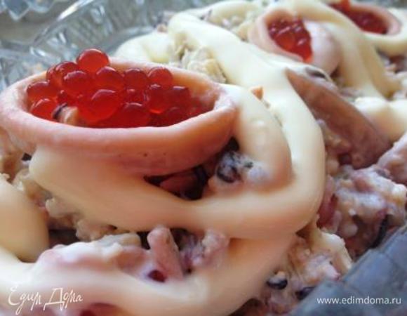 Добавить морской коктейль, красную икру, майонез и все хорошо перемешать.
Выложить салат в большое блюдо или порционно и украсить по желанию.