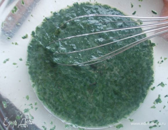 Затем добавить яйца, соль, сахар, муку, молоко и венчиков слегка сбить до однородности.