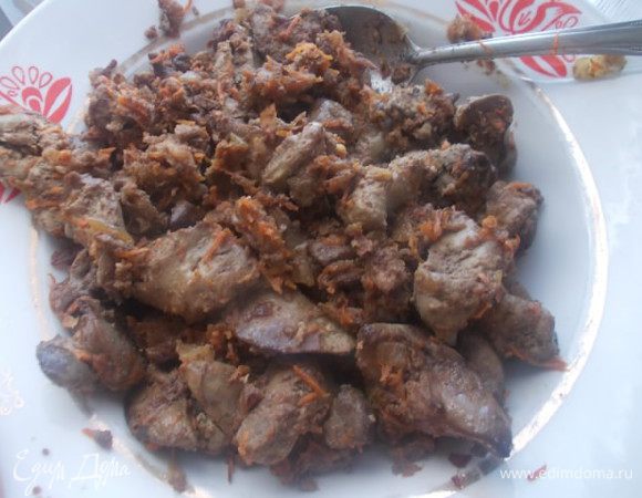 Приготовить начинку. Для этого на разогретой сковороде с маслом, доводим до легкого золотистого цвета мелко порезанный лук и тертую морковь. Затем добавляем порезанную печень и тушим под крышкой, пока не исчезнет розовый цвет. Посолим и поперчим по вкусу. Когда немного остынет, помолоть на мясорубке.