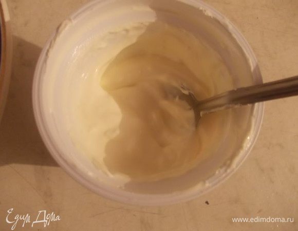 Для соуса: смешать сметану и майонез, потереть туда зубчик чеснока.