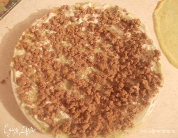 Укладываем блинчик на тарелку, смазываем соусом и накладываем начинку.