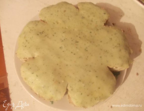 Затем по краю, острым ножом, вырезаем как бы лепестки.