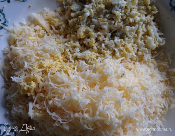 Сыр и вареное яйцо натереть на мелкой терке.