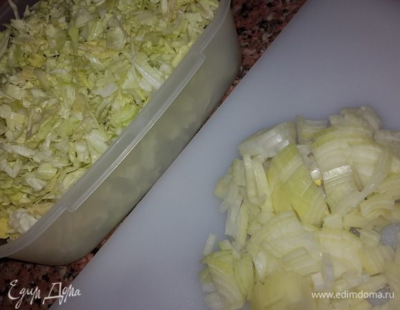 Капусту и лук нашинкуем.