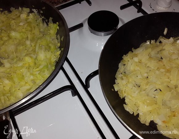 Обжарим на сливочном масле до мягкости и золотистого цвета отдельно.