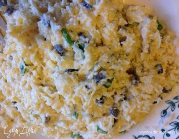 Все соединить, выдавить чеснок, заправить майонезом и перемешать.