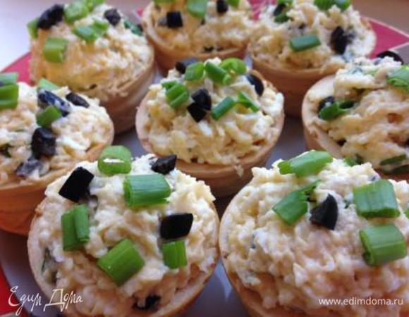 Наполнить тарталетки и подавать.