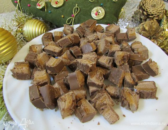 Шоколадные батончики (батончики "Марс", нет в списке, указала просто шоколадные батончики) нарезать маленькими кусочками.