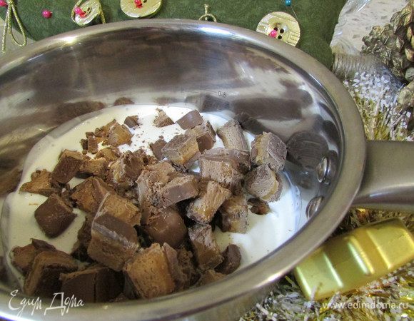 В сотейнике соединить 150 мл сливок и подготовленные батончики. Поставить на медленный огонь и растопить батончики, постоянно помешивая. 