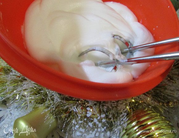 Белки взбить в крепкую пену и отправить в холодильник.