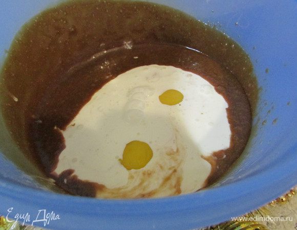 Когда шоколадная масса остынет, добавьте желтки и оставшиеся сливки.