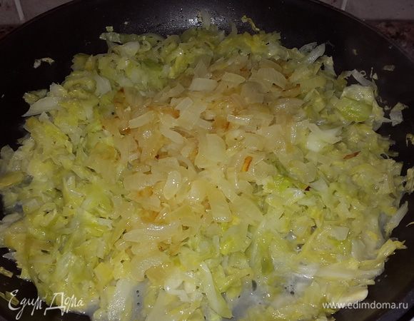 Соединяем капусту и лук. Солим, добавляем сахар, перемешиваем, тушим еще несколько минут, выключаем и даем остыть.