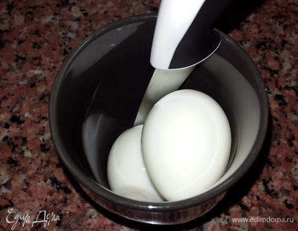 Яйца отвариваем, остужаем, чистим и мелко рубим в кружке маленьким ножиком по кругу по диагонали. Очень удобно.