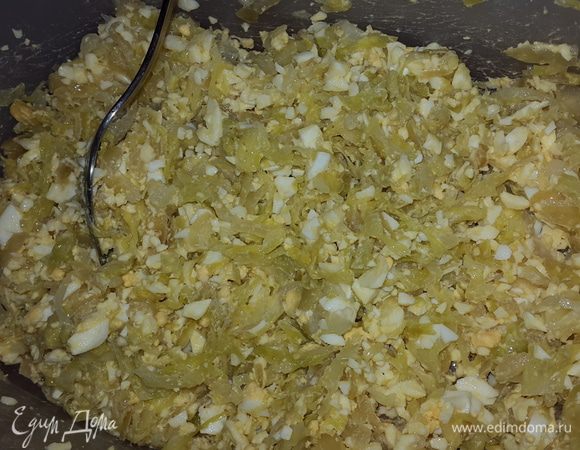 Соединяем капусту и яйца, тщательно перемешиваем.