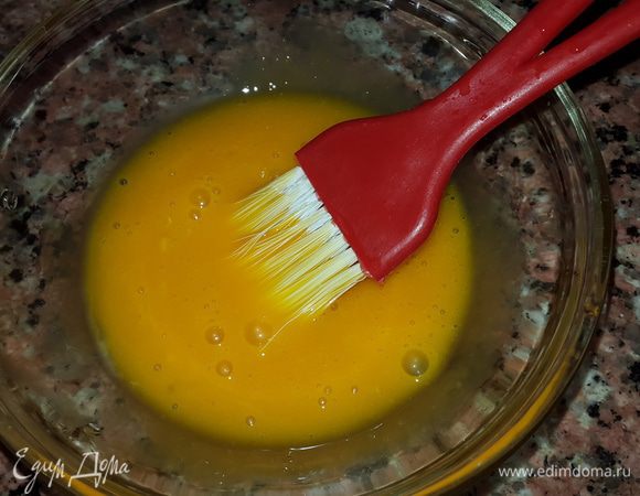 Отделяем желтки и перемешиваем до однородности.
