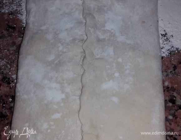 Сворачиваем конвертом, защипываем по центру и выкладываем на противень застеленный пекарской бумагой швом вниз.