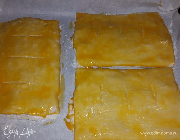 Смазываем желтком, делаем небольшие надрезы для выхода пара и отправляем в духовку на 200 С примерно на полчаса. Если получилось 2 противня, то переставляем чтобы все кулебяки равномерно пропеклись.