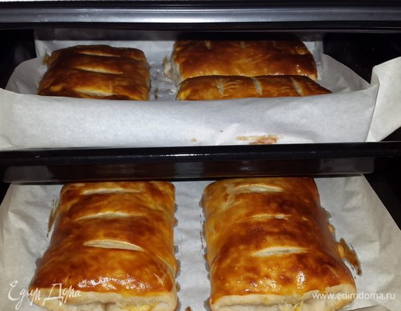 Когда кулебяки поднялись и зарумянились, выключаем духовку, даем им немного отдохнуть и подаем со свежезаваренным сладким черным чаем с лимоном. Очень вкусно! С Рождеством!